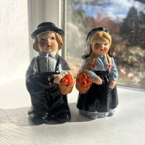 Salt and Pepper Shakers Amish Couple vintage Souvenir hand painted Ceramic